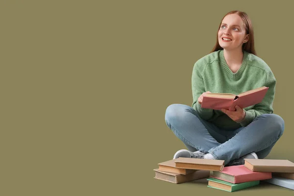 Mladá Žena Čtení Knihy Zeleném Pozadí — Stock fotografie