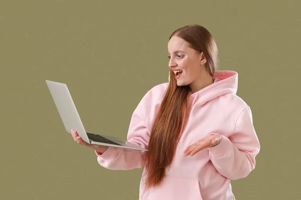 Női Programozó Laptop Zöld Háttér — Stock Fotó