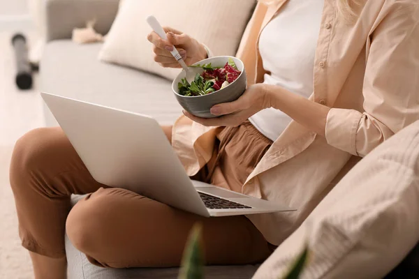 Mature Woman Laptop Eating Vegetable Salad Home Closeup — Stock Photo, Image