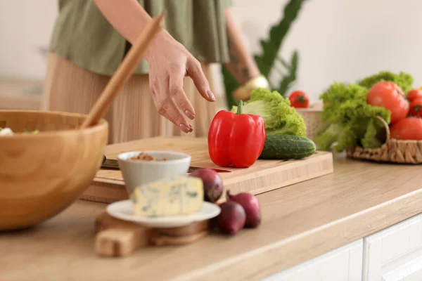 Mature Woman Making Vegetable Salad Table Kitchen Closeup — Stock Photo, Image