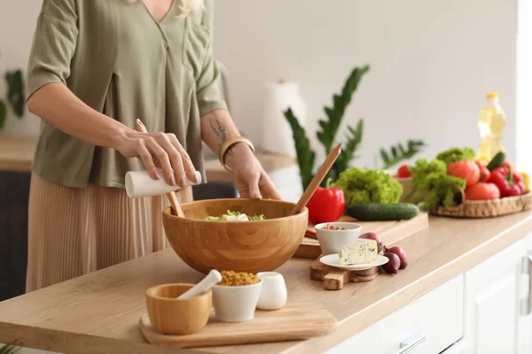 Reife Frau Macht Gemüsesalat Tisch Der Küche Nahaufnahme — Stockfoto