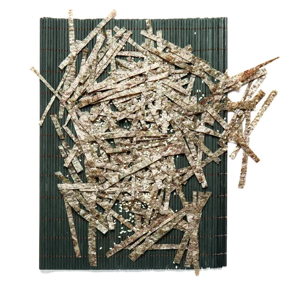 Kesik Nori Yapraklı Bambu Hasırı Beyaz Arkaplanda Susam Tohumları — Stok fotoğraf