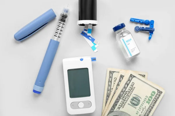Medische Benodigdheden Voor Patiënten Met Diabetes Geld Lichte Achtergrond Duur — Stockfoto