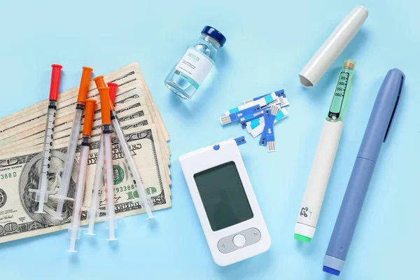 Insulina Con Glucosímetro Bolígrafos Lancet Jeringas Dinero Sobre Fondo Azul — Foto de Stock