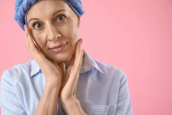 Reife Frau Nach Chemotherapie Auf Rosa Hintergrund Nahaufnahme — Stockfoto