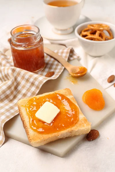 Board Tasty Toast Apricot Jam Light Background — Stock Photo, Image