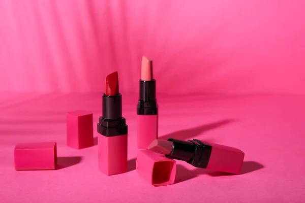 Différents Rouges Lèvres Sur Fond Rose — Photo