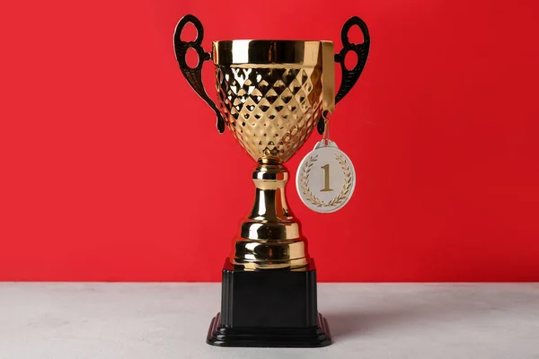 Золотой Кубок Медалью Первое Место Столе Возле Красной Стены — стоковое фото