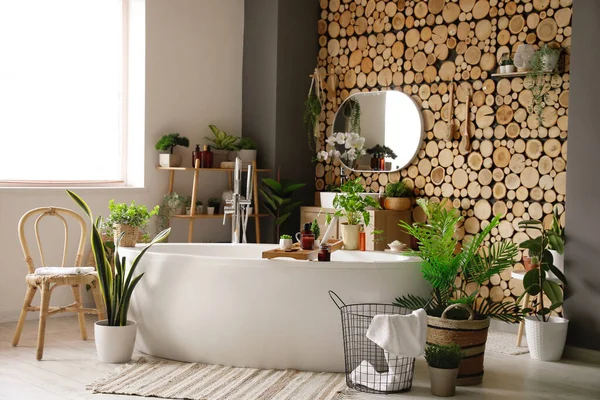 緑の植物とバスタブ付きのバスルームのインテリア — ストック写真