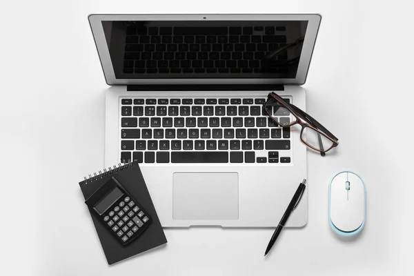 Komposition Mit Laptop Taschenrechner Und Brille Auf Weißem Hintergrund — Stockfoto