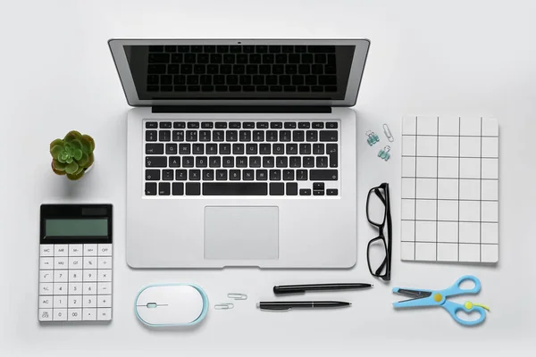 白色背景的笔记本电脑 眼镜和计算器的组合 — 图库照片