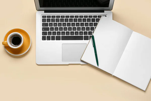 米色背景的笔记本电脑 咖啡和笔记本电脑的组合 — 图库照片