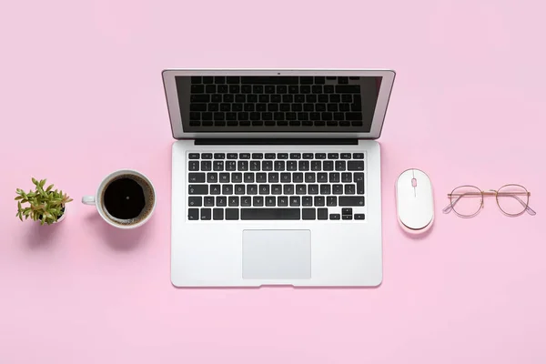 Összetétel Laptop Szemüveg Kávé Rózsaszín Alapon — Stock Fotó