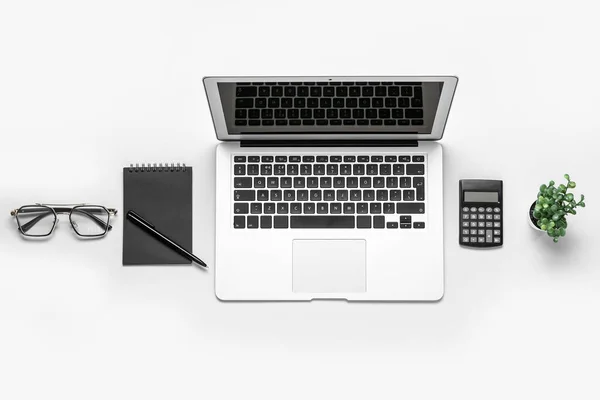 Skład Laptopem Okularami Kalkulatorem Białym Tle — Zdjęcie stockowe