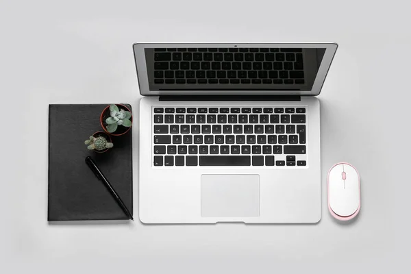 Komposition Mit Laptop Notizblock Und Pflanzen Auf Grauem Hintergrund — Stockfoto