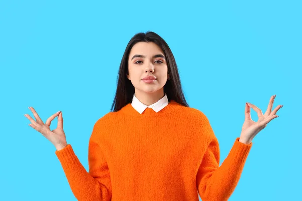 Young Woman Meditating Blue Background — Stock Photo, Image