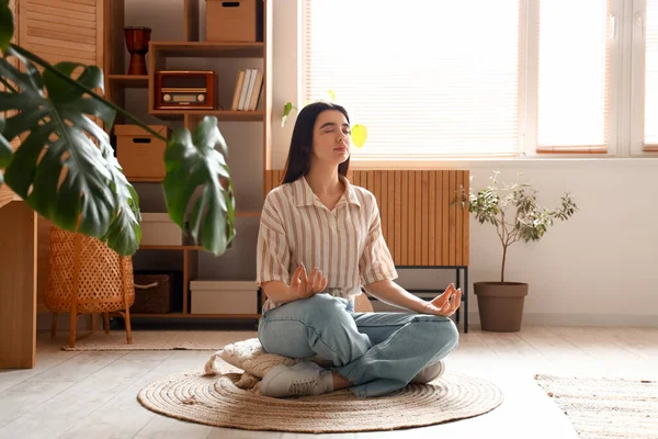 Jovem Mulher Meditando Casa — Fotografia de Stock