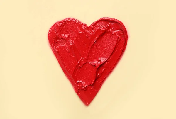 Corazón Hecho Lápiz Labial Rojo Sobre Fondo Beige —  Fotos de Stock
