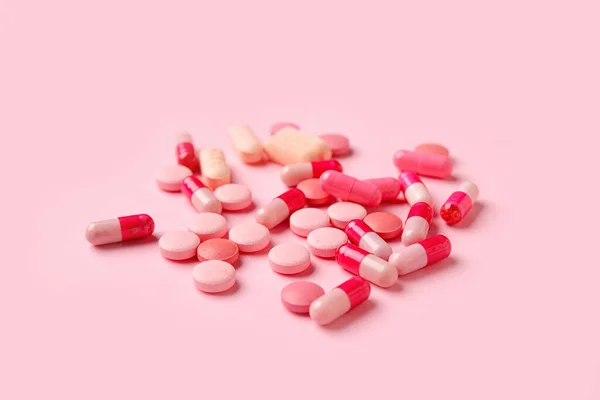 Différentes Pilules Sur Fond Rose Gros Plan — Photo