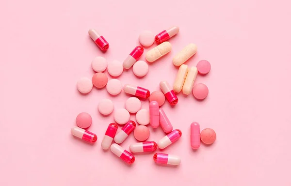 Різні Таблетки Рожевому Фоні — стокове фото