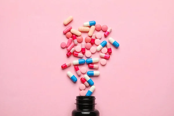 Lahvička Pilulkami Růžovém Pozadí — Stock fotografie