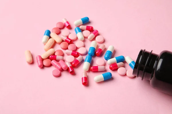 Garrafa Com Pílulas Fundo Rosa — Fotografia de Stock