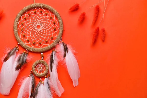 Traumfänger Mit Blumen Auf Rotem Hintergrund Nahaufnahme — Stockfoto