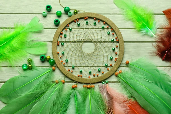 Traumfänger Mit Perlen Und Federn Auf Grünem Holzgrund Nahaufnahme — Stockfoto