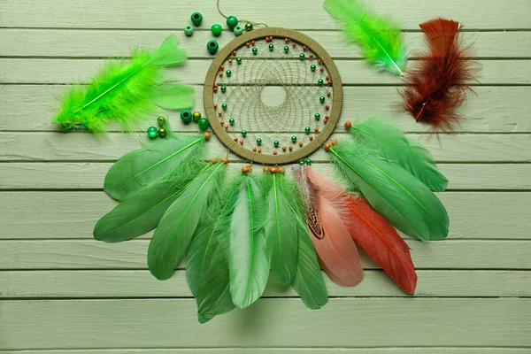 梦想捕手 带着绿色木制背景的珠子和羽毛 — 图库照片