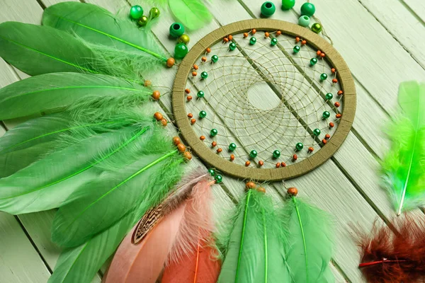 Acchiappasogni Con Perline Piume Sfondo Verde Legno Primo Piano — Foto Stock