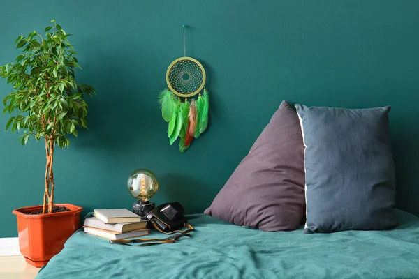 夢キャッチャーハングオン緑の壁でベッドルーム — ストック写真