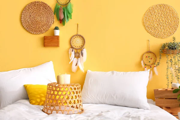 Atrapasueños Colgando Pared Amarilla Dormitorio — Foto de Stock