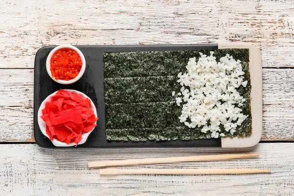 Tablero Con Nori Ingredientes Para Preparar Rollos Sushi Sobre Fondo —  Fotos de Stock