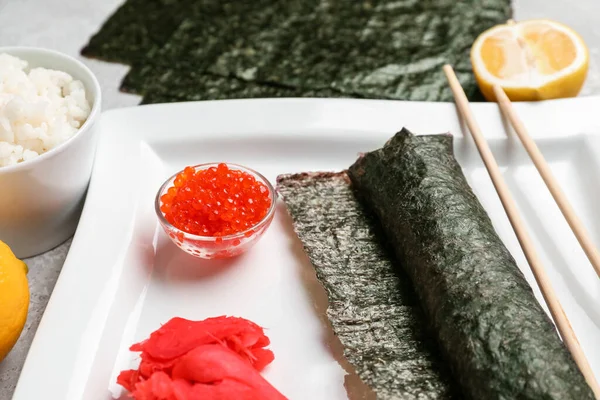 Talerz Smacznego Sushi Roll Kawiorem Stole Zbliżenie — Zdjęcie stockowe