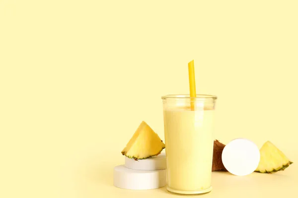 Glas Leckerer Ananas Smoothie Stroh Und Kokosnuss Auf Gelbem Hintergrund — Stockfoto