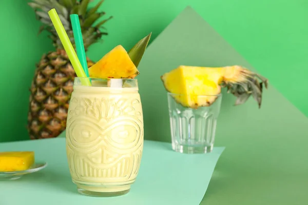 Glas Välsmakande Ananas Smoothie Med Sugrör Färg Bakgrund — Stockfoto