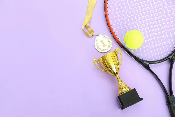 Coupe Avec Médaille Première Place Raquette Tennis Ballon Sur Fond — Photo