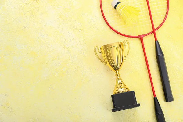 Copo Ouro Com Raquetes Badminton Shuttlecock Fundo Amarelo — Fotografia de Stock
