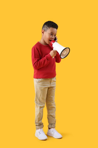 Kleiner Afroamerikanischer Junge Mit Telefon Und Megafon Auf Gelbem Hintergrund — Stockfoto