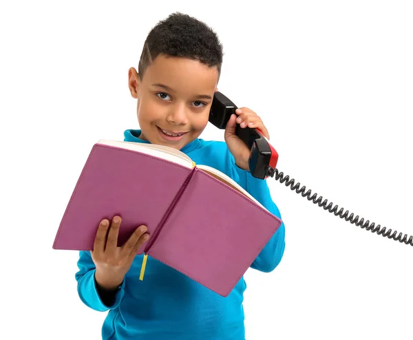 Kitapla Beyaz Arka Planda Telefonla Konuşan Küçük Afro Amerikalı Çocuk — Stok fotoğraf