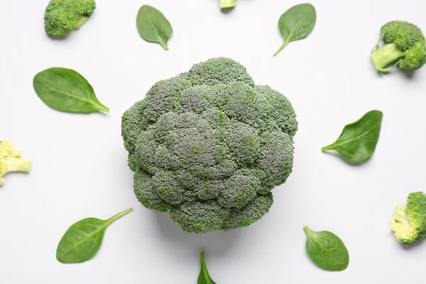 Sammansättning Med Broccoli Och Spenat Vit Bakgrund — Stockfoto