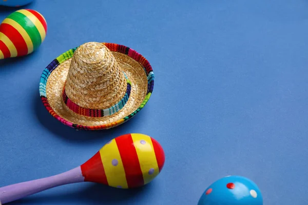 Maracas Mexicanas Com Chapéu Sombrero Fundo Azul Close — Fotografia de Stock