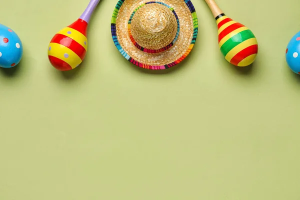 배경에 솜브레로 모자를 멕시코 마라카스 — 스톡 사진
