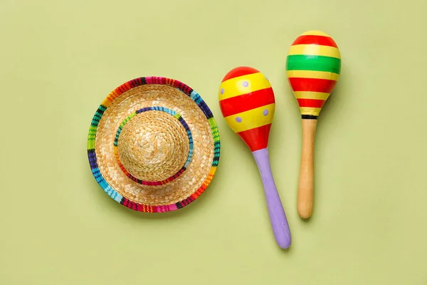 Mexikanska Maracas Med Sombrero Hatt Grön Bakgrund — Stockfoto