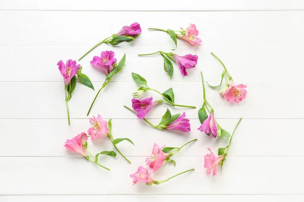 Roze Alstroemeria Bloemen Witte Houten Achtergrond — Stockfoto