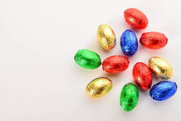 Ovos Páscoa Chocolate Folha Colorida Isolada Sobre Fundo Branco — Fotografia de Stock
