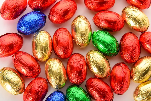 Čokoládové Velikonoční Vejce Barevné Fólii Izolované Bílém Pozadí — Stock fotografie