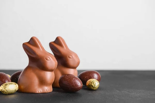 Čokoládové Velikonoční Zajíčci Vejce Černém Stole Proti Bílému Pozadí — Stock fotografie