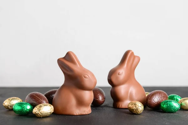 Čokoládové Velikonoční Zajíčci Vejce Černém Stole Proti Bílému Pozadí — Stock fotografie