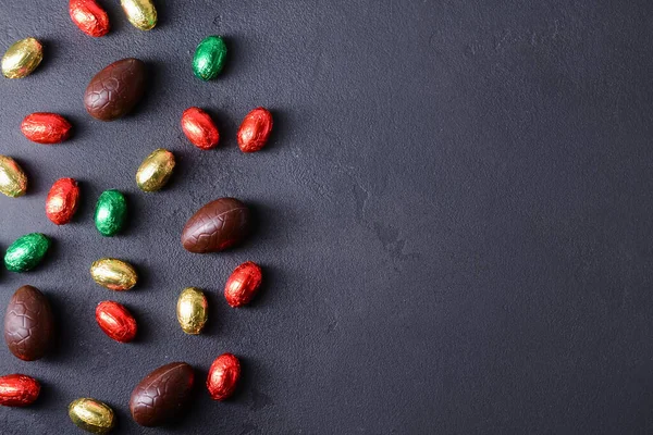 Ovos Páscoa Chocolate Mesa Preta — Fotografia de Stock